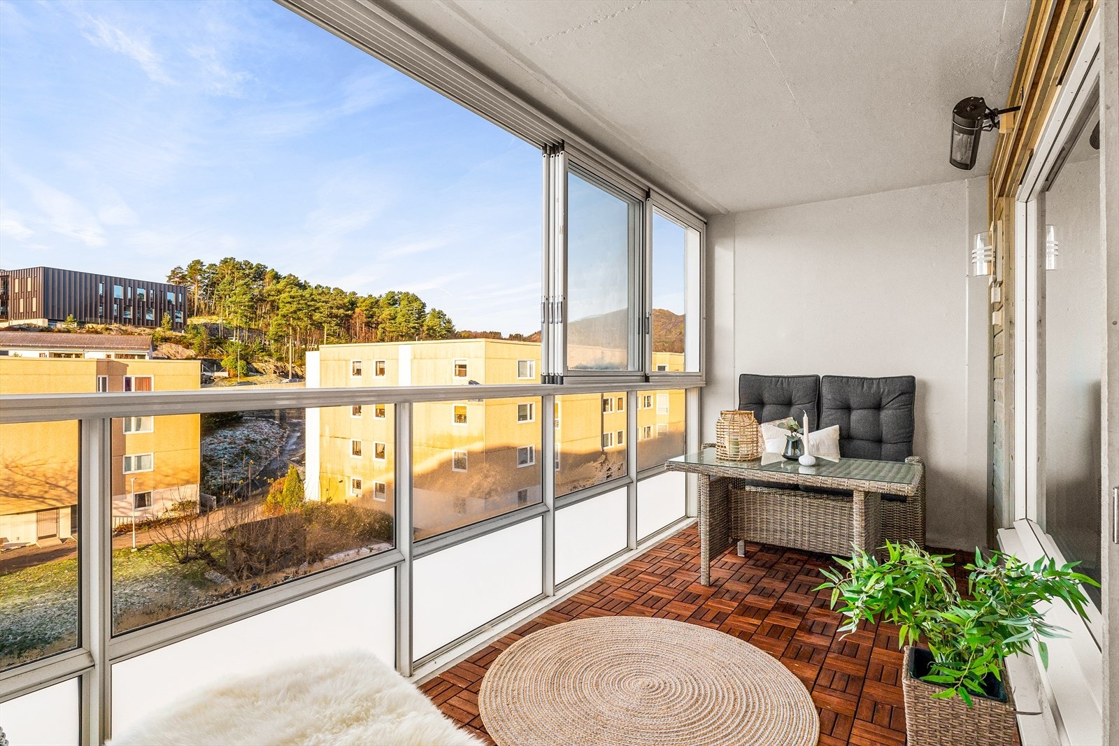 Den har et areal på 10,4 m2 og kan innredes med sittegruppe, beplantning og annet terrassemøblement. Galleribilde