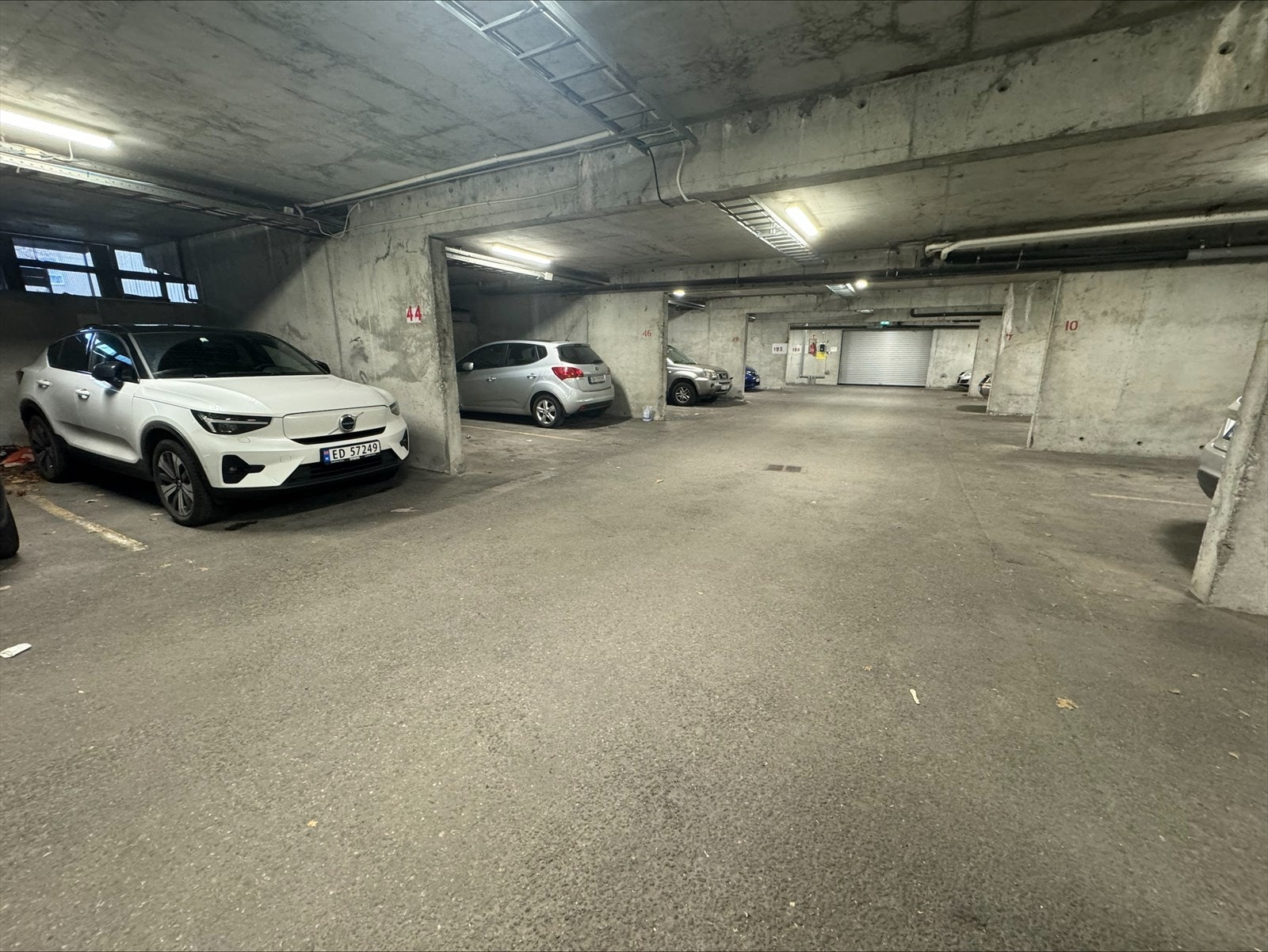 Parkeringsplass i felles garasjeanlegg. Galleribilde