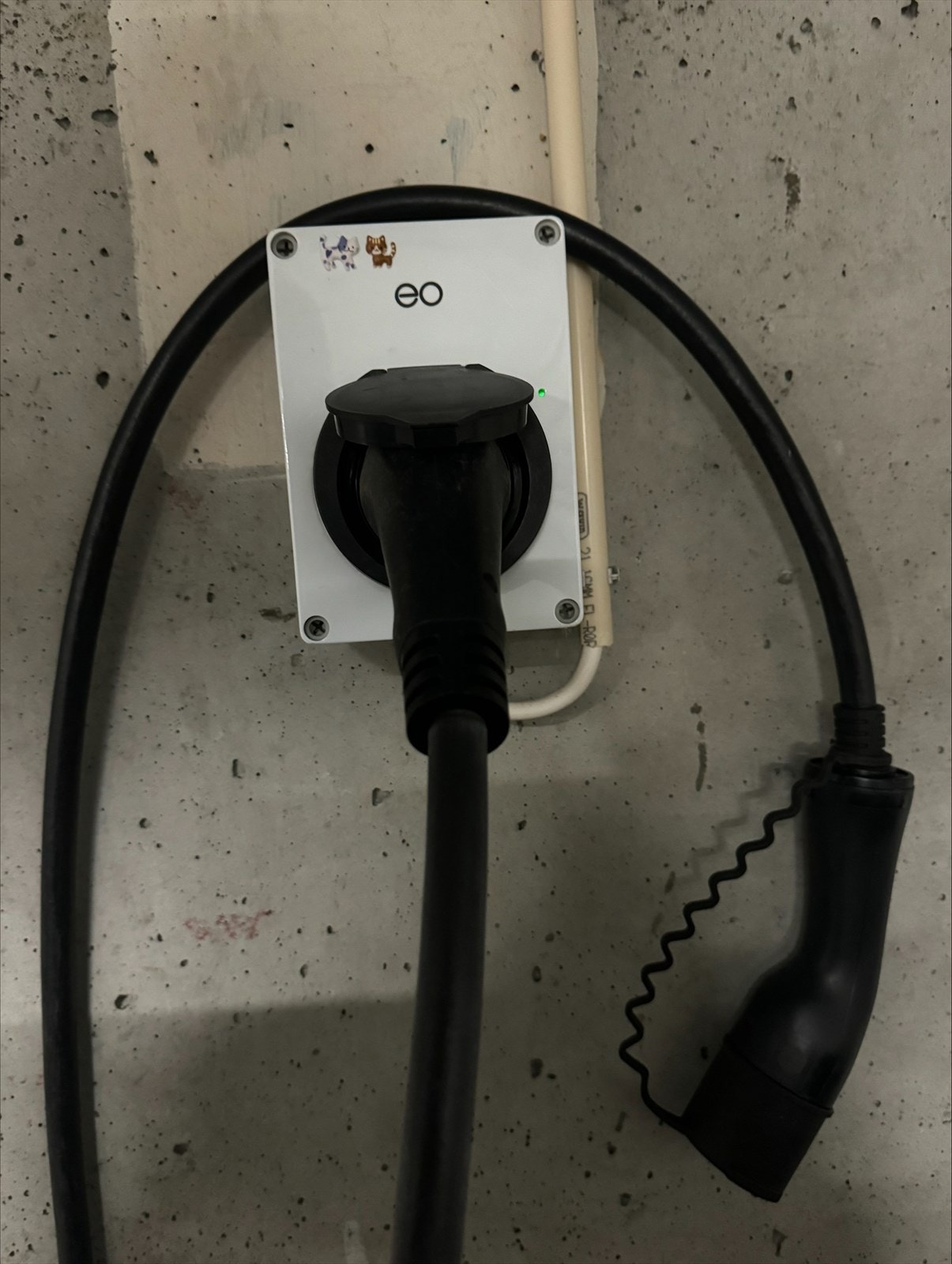 Elbil lader på plassen. Galleribilde