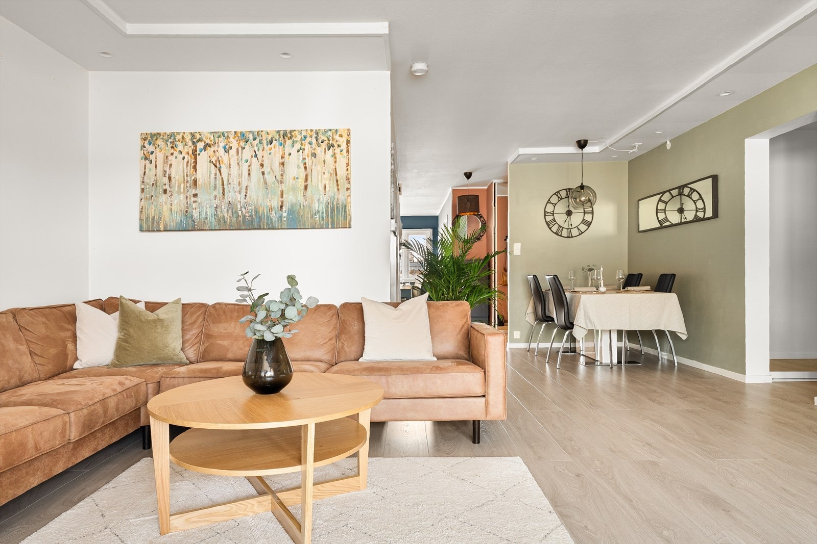 Stuen måler 31,4 m2 og har gode innredningsmuligheter for både sofagruppe og spisebord. Galleribilde