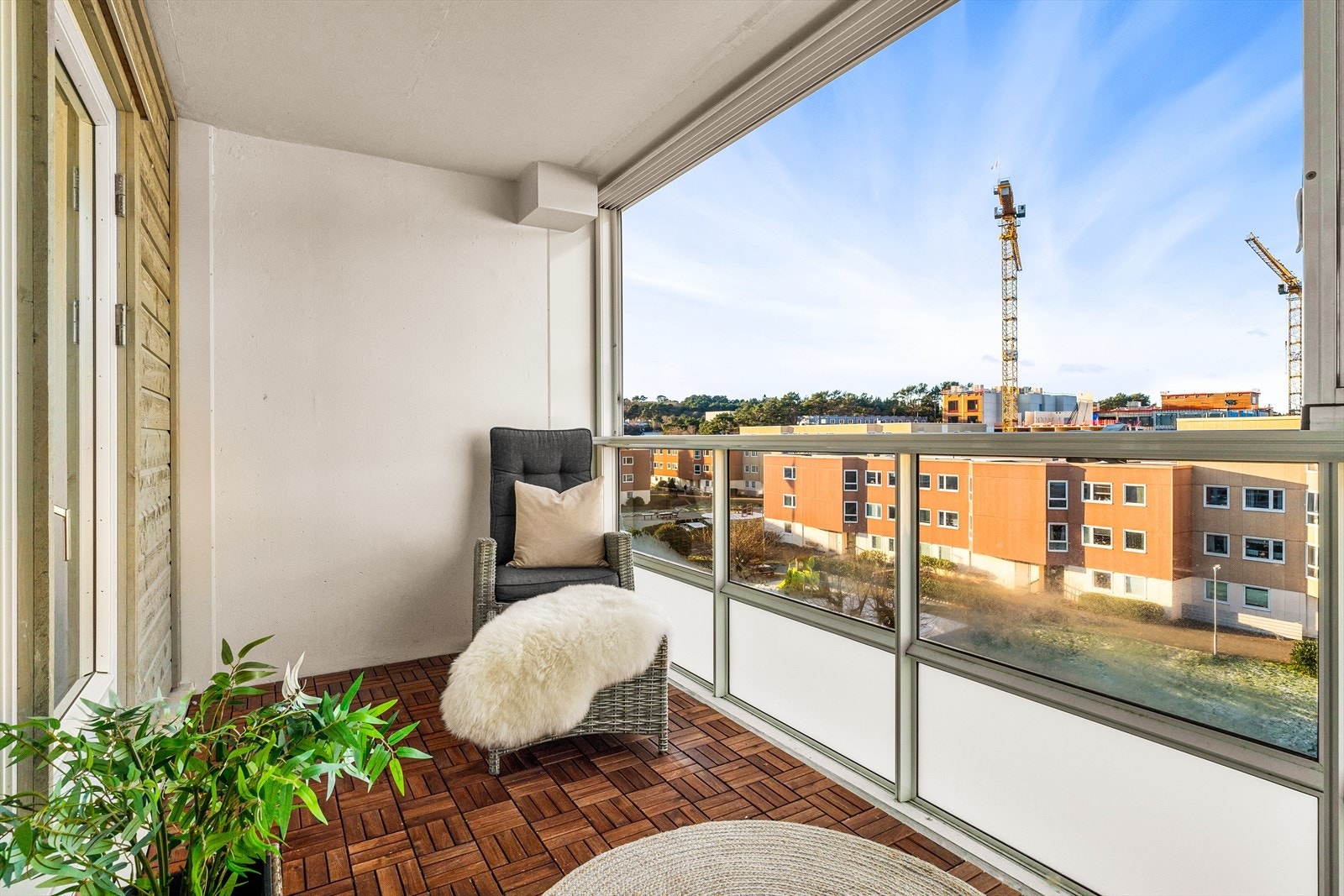 Fra stuen er det utgang til vestvendt innglasset balkong med gode solforhold. Galleribilde