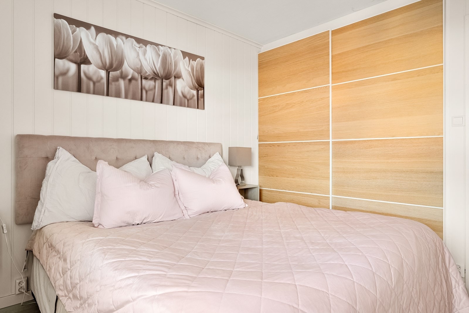 Soverommet er utstyrt med skyvedørsgarderobe. Galleribilde