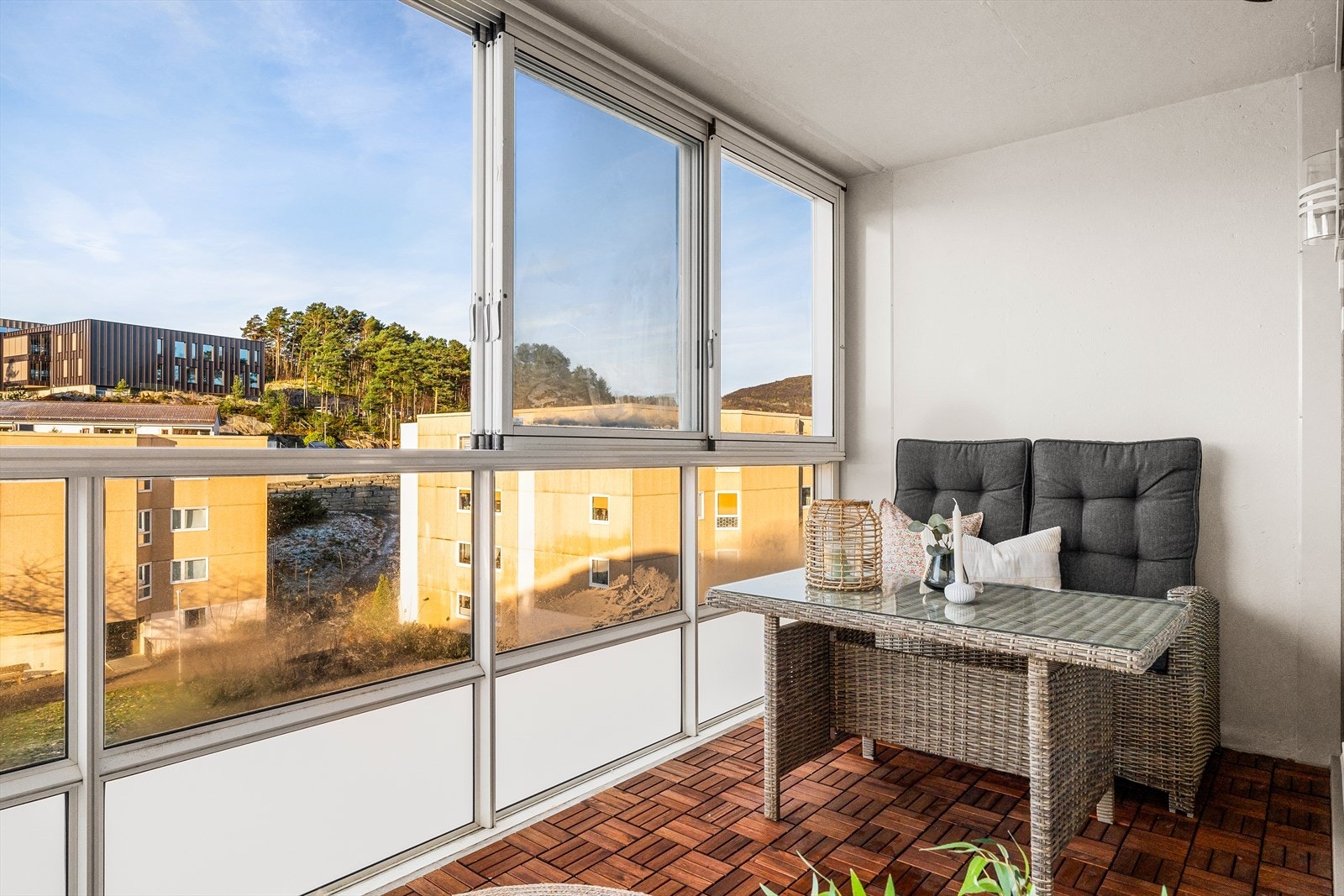 Balkongen er lun og fungerer som en forlengelse av stuen. Galleribilde