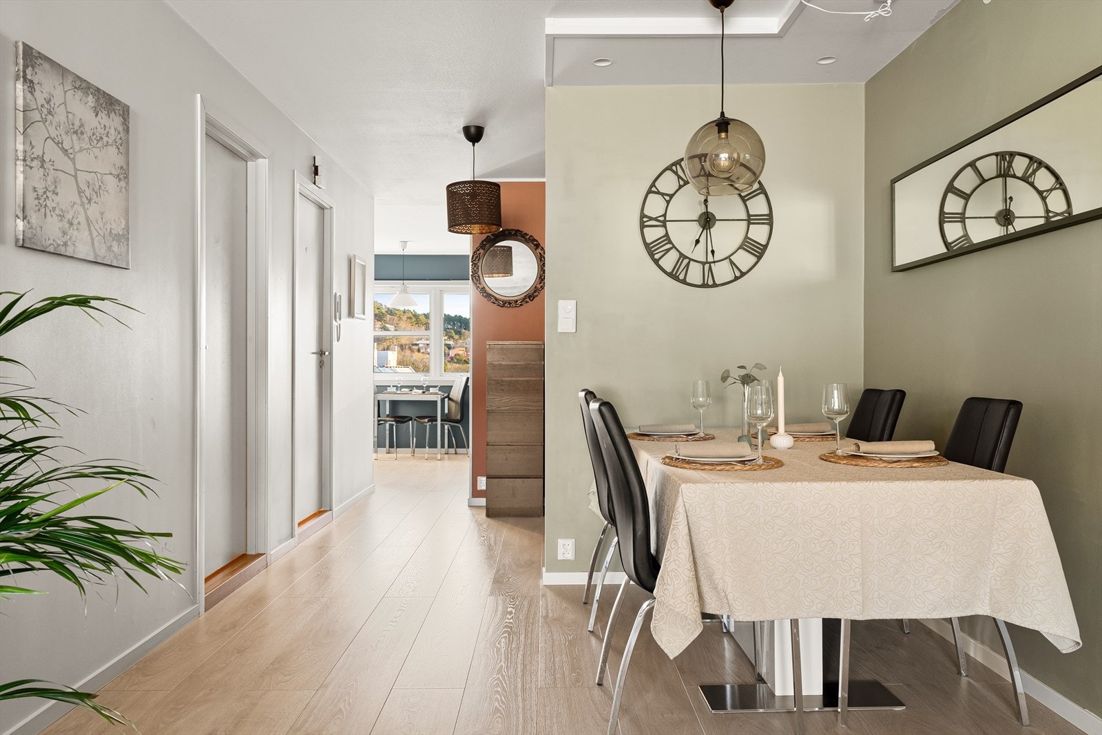 Det er plass til innredning av et større spisebord, perfekt for den som liker å samles rundt spisebordet. Galleribilde