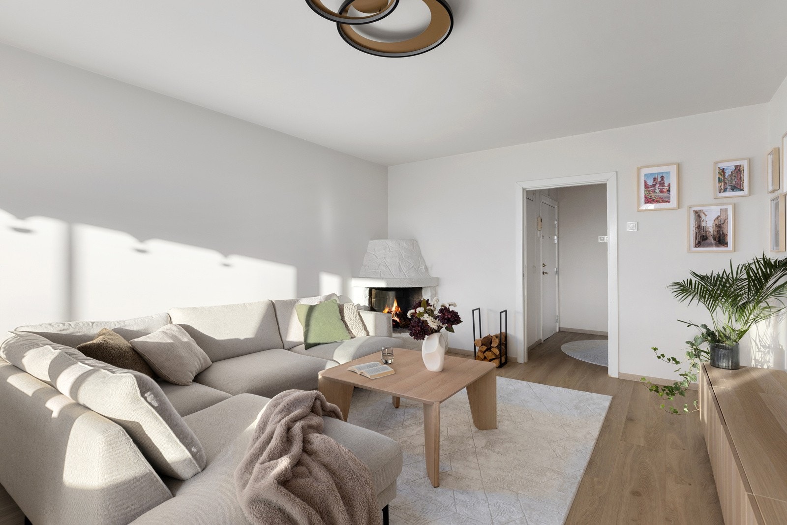 Luftig stue med god plass til sittegruppe og spisestue Galleribilde