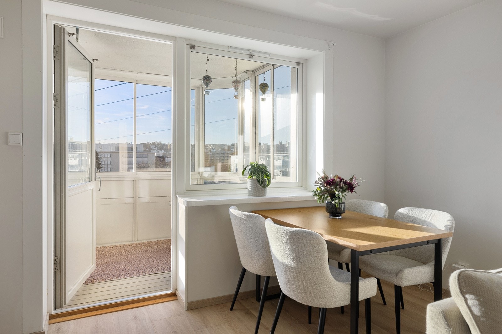 Hyggelig spiseplass ved vinduet Galleribilde