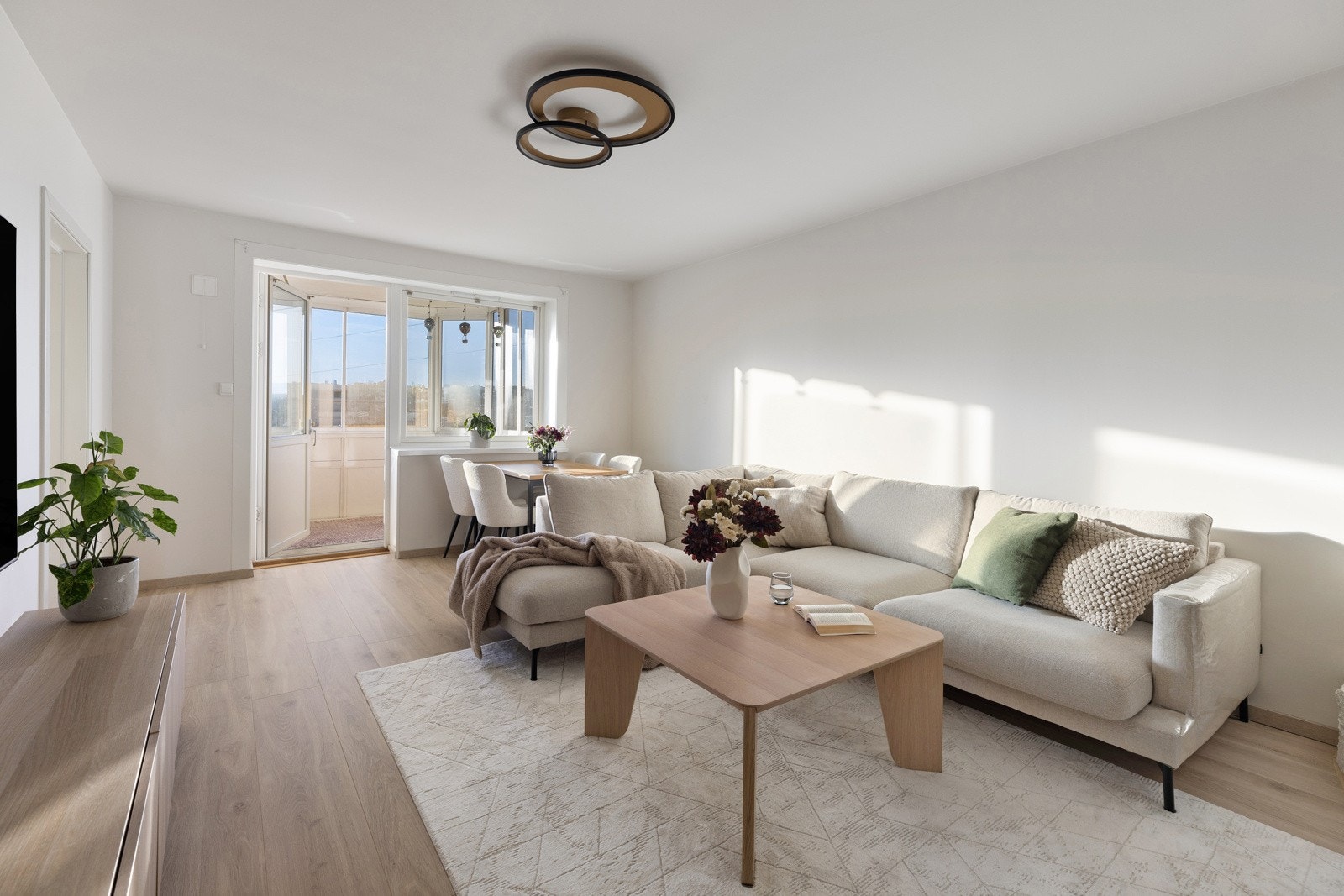 Lys og luftig sute som fikk nye gulv, sparklede vegger og malt i 2024 Galleribilde