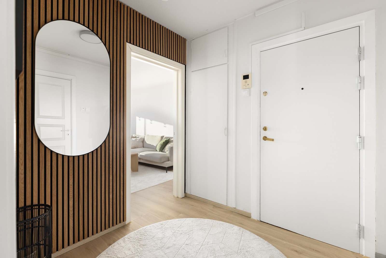 Entré med nye gulv og spilevegg i 2024 Galleribilde