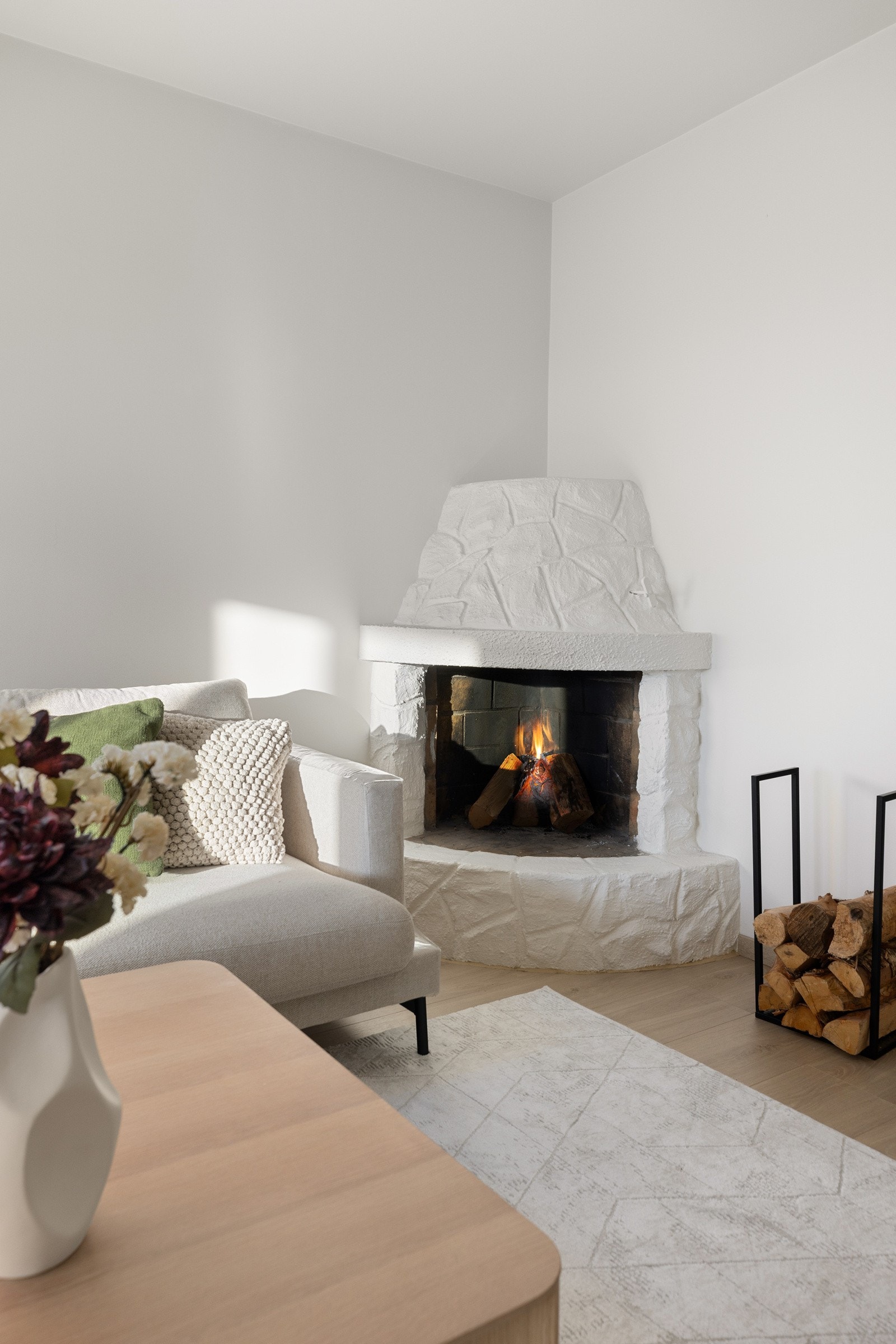 Innbydende gruepeis for kos og hygge på kalde høst og vinterkvelder Galleribilde