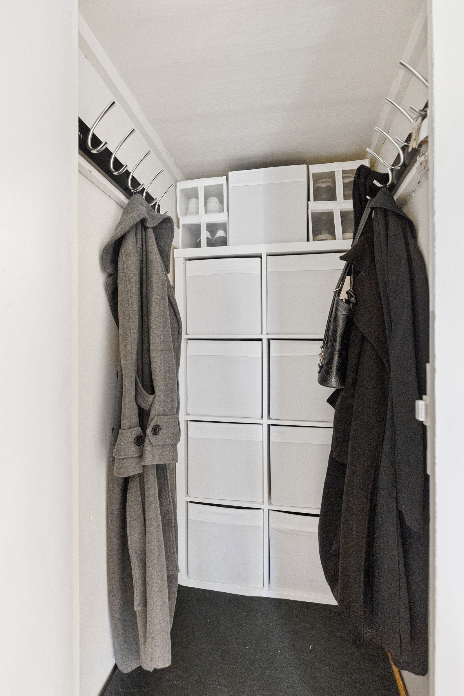 Bilde av garderobe i entré Galleribilde