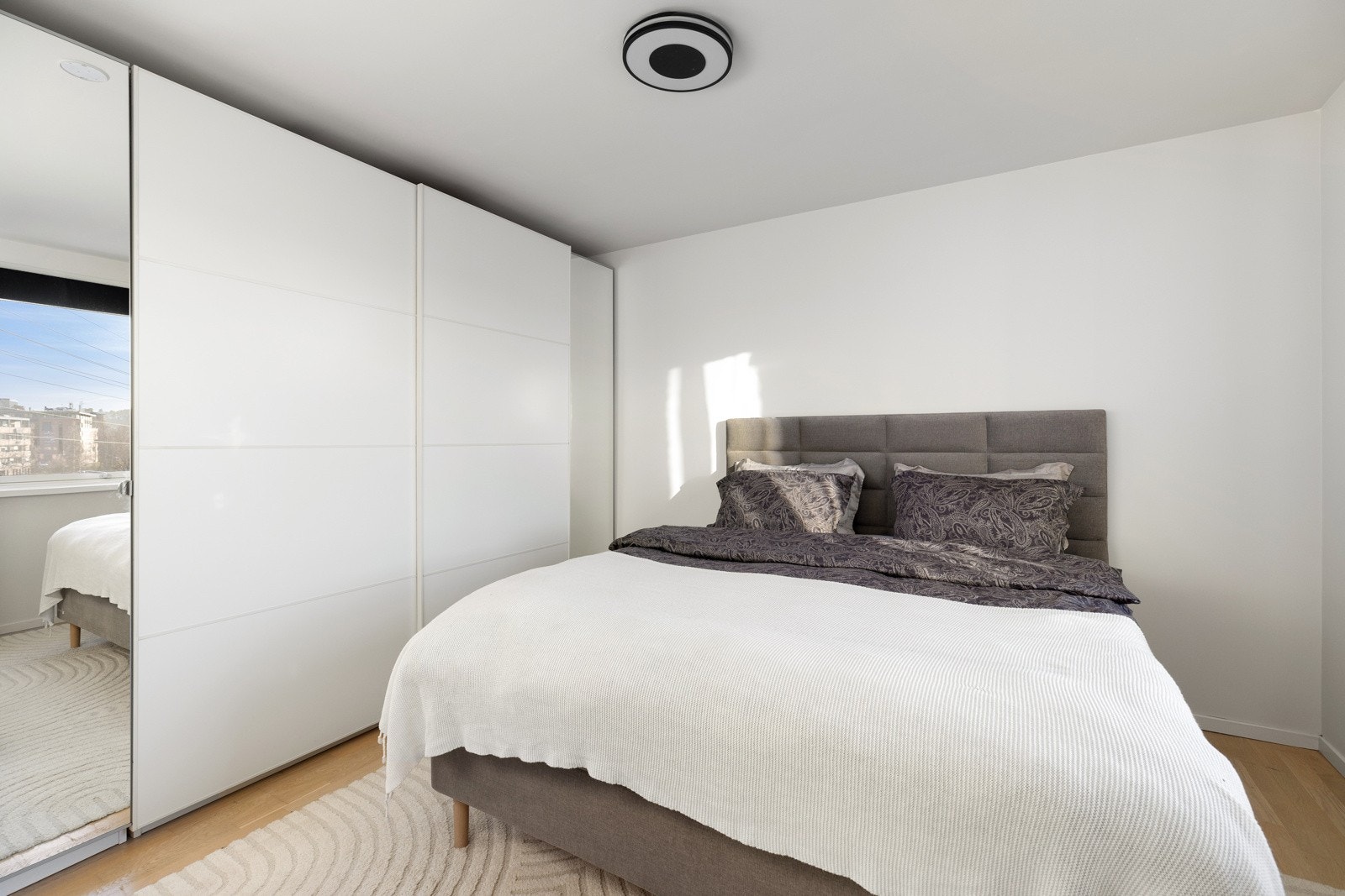 Rikelig med lagringsplass i stor skyvedørsgarderobe Galleribilde