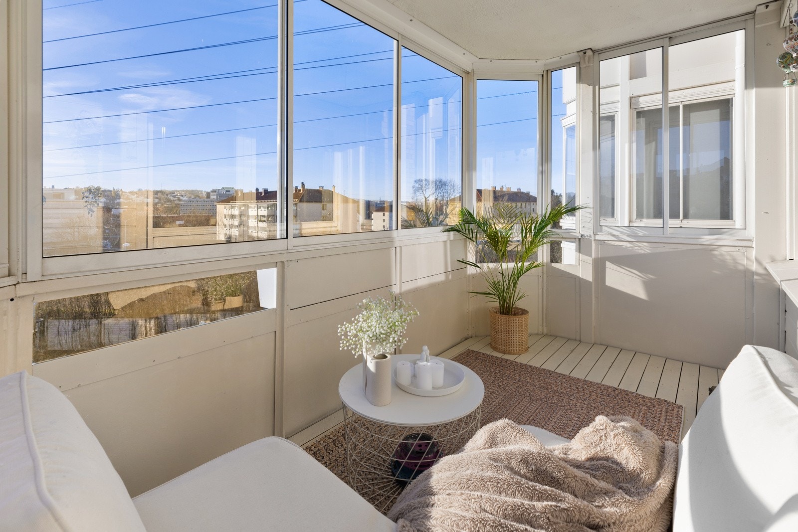 Her har du god plass til sittegruppe og eventuelt en gassgrill Galleribilde