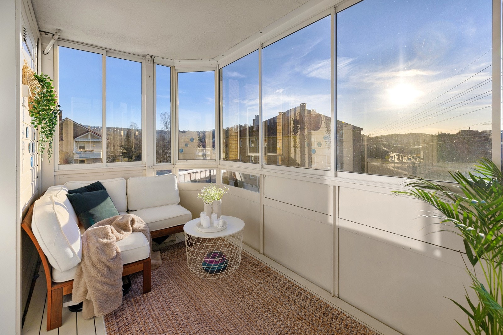 Utgang til sydvendt innglasset balkong på hele 7 kvm Galleribilde