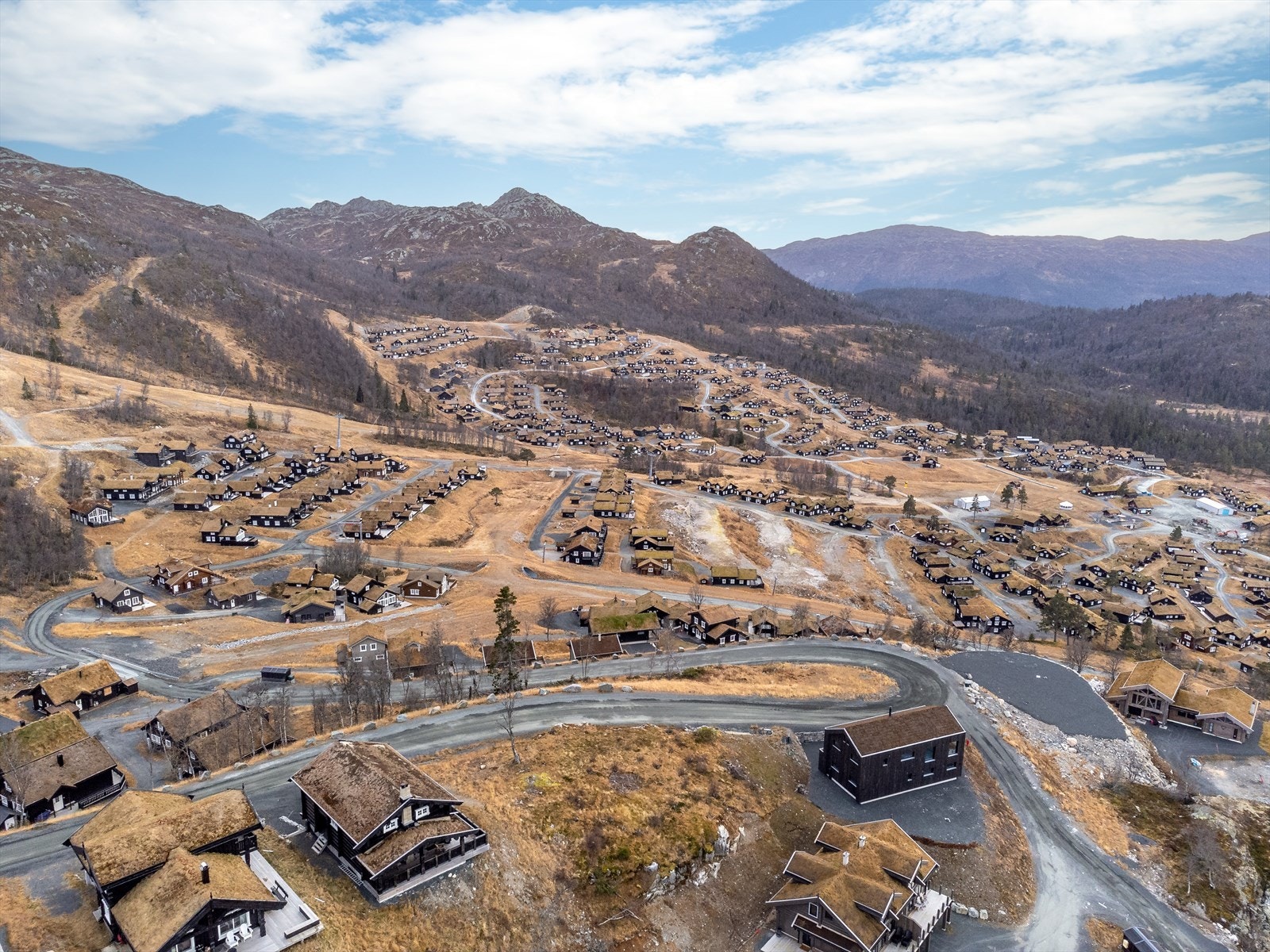 Idyllisk beliggenhet - Tomten ligger på 997 meter over havet, midt i populært skianlegg. Galleribilde