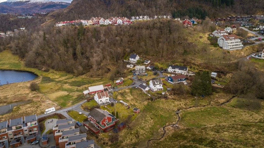 Her er gangavstand til både Midtun og Ulsmåg barneskoler, og til Slåtthaug ungdoms- og videregående skole. Galleribilde