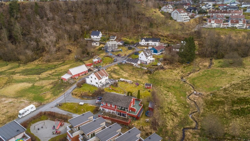 Det er allerede et populært boligområde like ved, med nyere rekkehus. Galleribilde