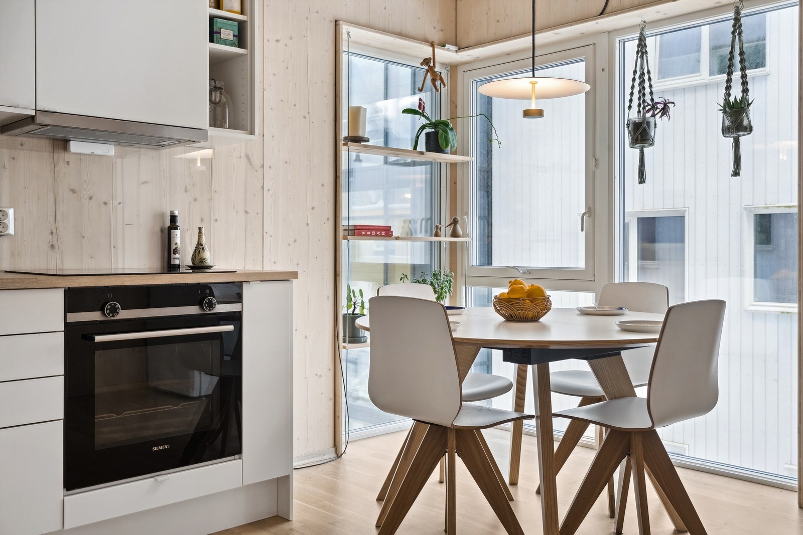 Kjøkkenet er stilrent og er innredet med Integrert induksjon topp/stekeovn, oppvaskmaskin og kjøl/fryseskap. Galleribilde
