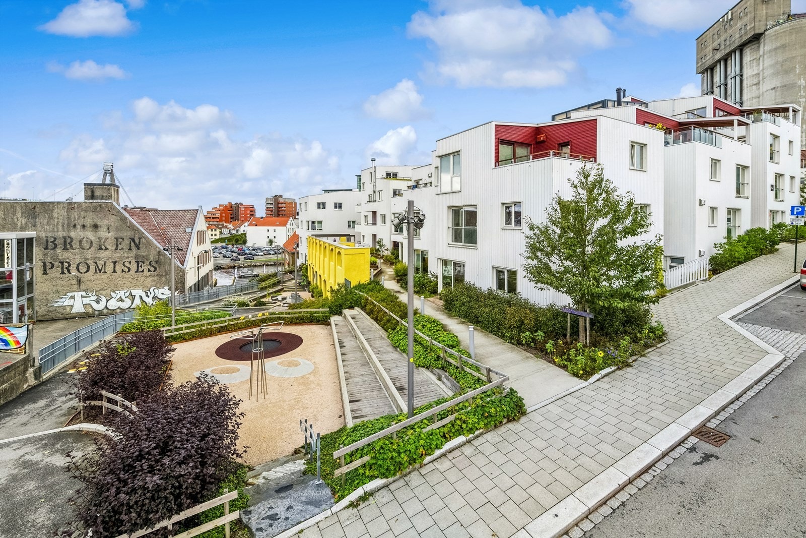 Leiligheten har en urban og trivelig beliggenhet i populære Vindmøllebakken, omtrent midt mellom Østre bydel og Stavanger sentrum. Galleribilde