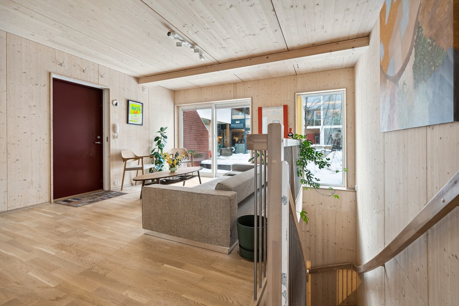 Leiligheten går over to etasjer og er innholdsrik med blant annet to stuer, to soverom og to uteområder. Galleribilde