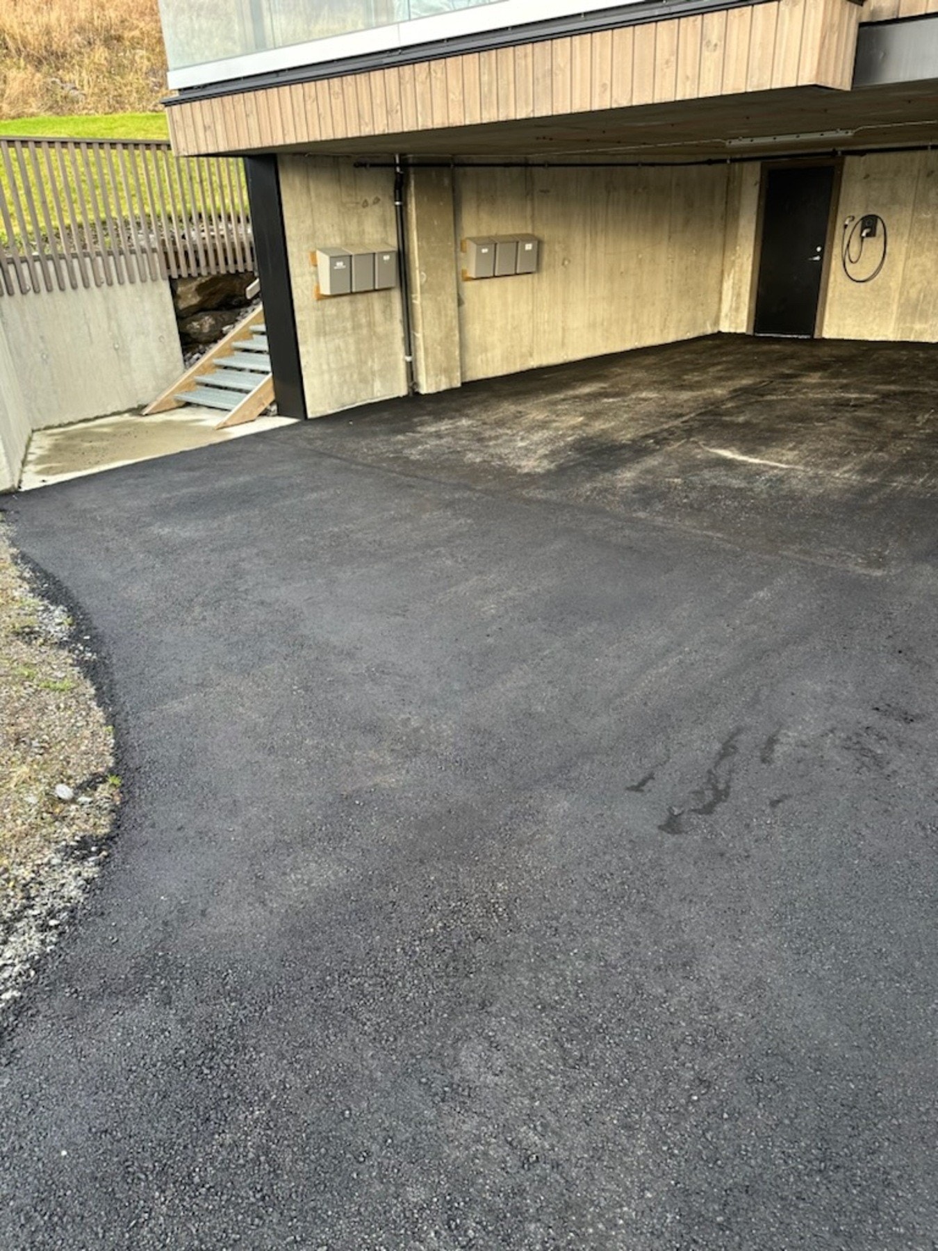 NB: Parkeringen har fått asfalt. Galleribilde