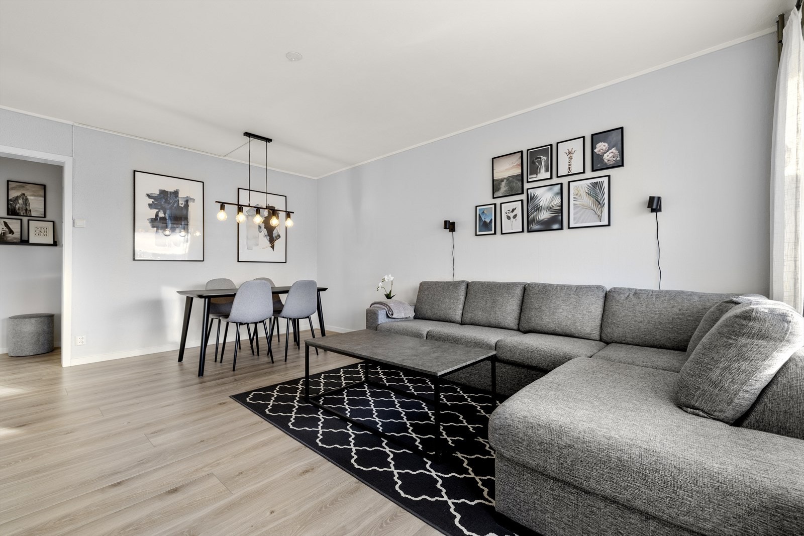 Det er lagt lekker laminat på gulvene, og veggene er malt i en lys og behagelig tone. Galleribilde