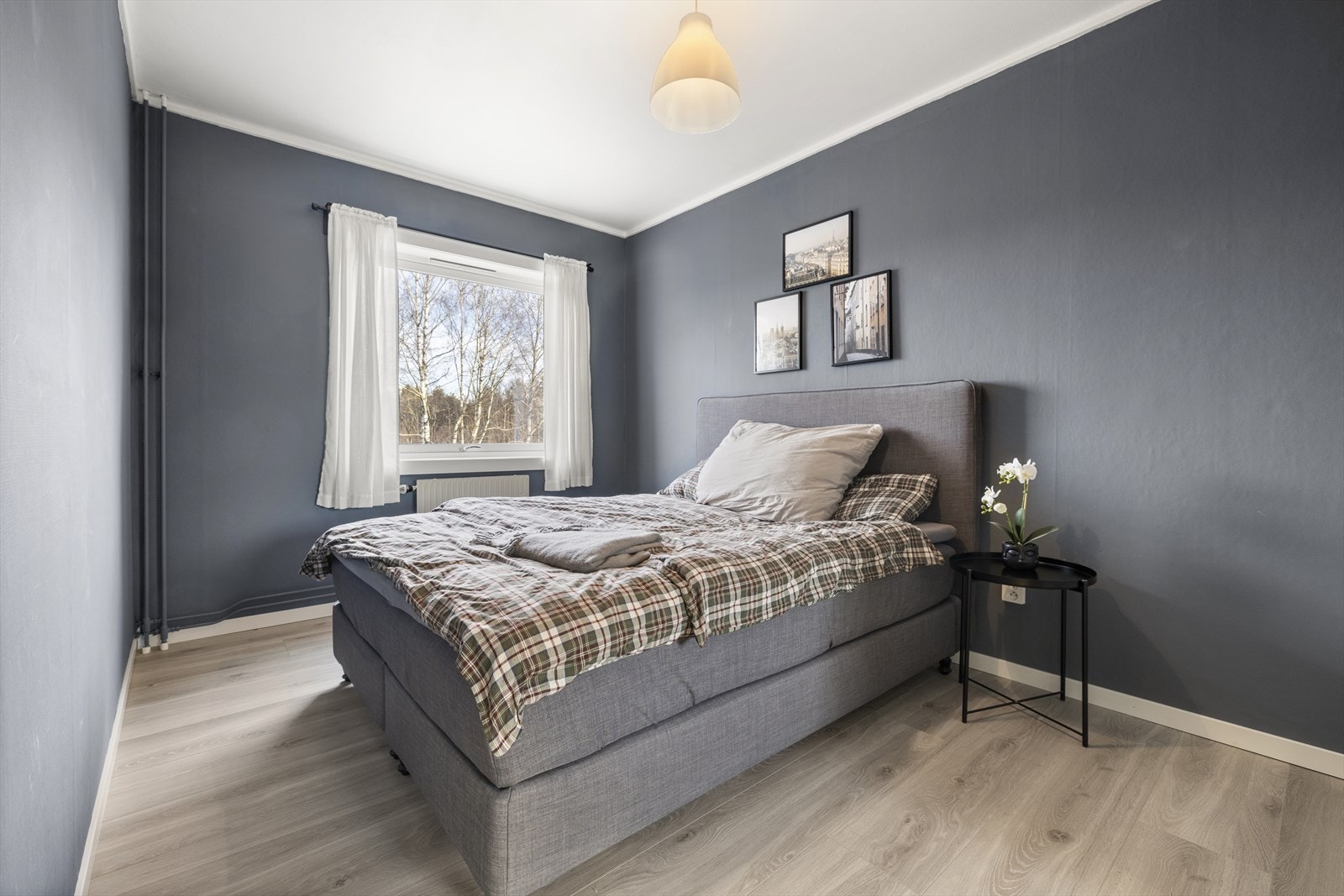 Soverommet er stort med plass til dobbeltseng med tilhørende nattbord. Galleribilde