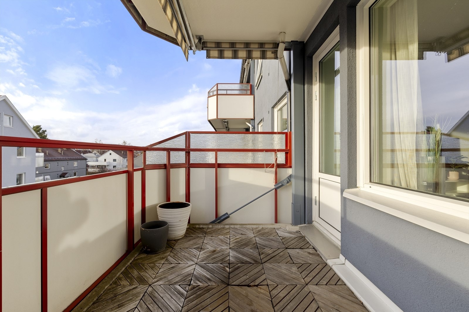 Fra stua er det utgang til en sydvendt balkong. Galleribilde