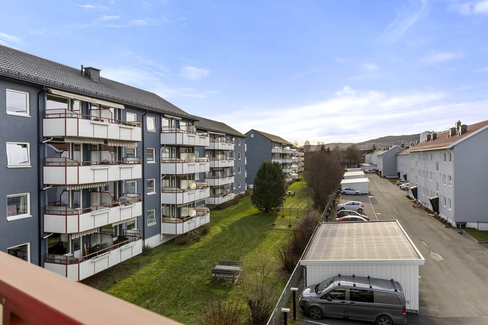 Balkongen ligger høyt og fritt, så her kan sommerdagene nytes. Galleribilde