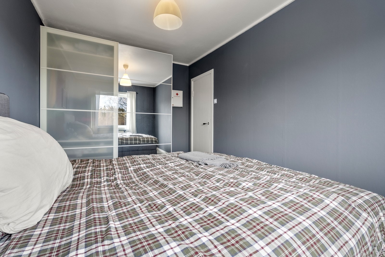 Det er montert en romslig skyvedørsgarderobe. Skapdør med speil er en praktisk detalj. Galleribilde