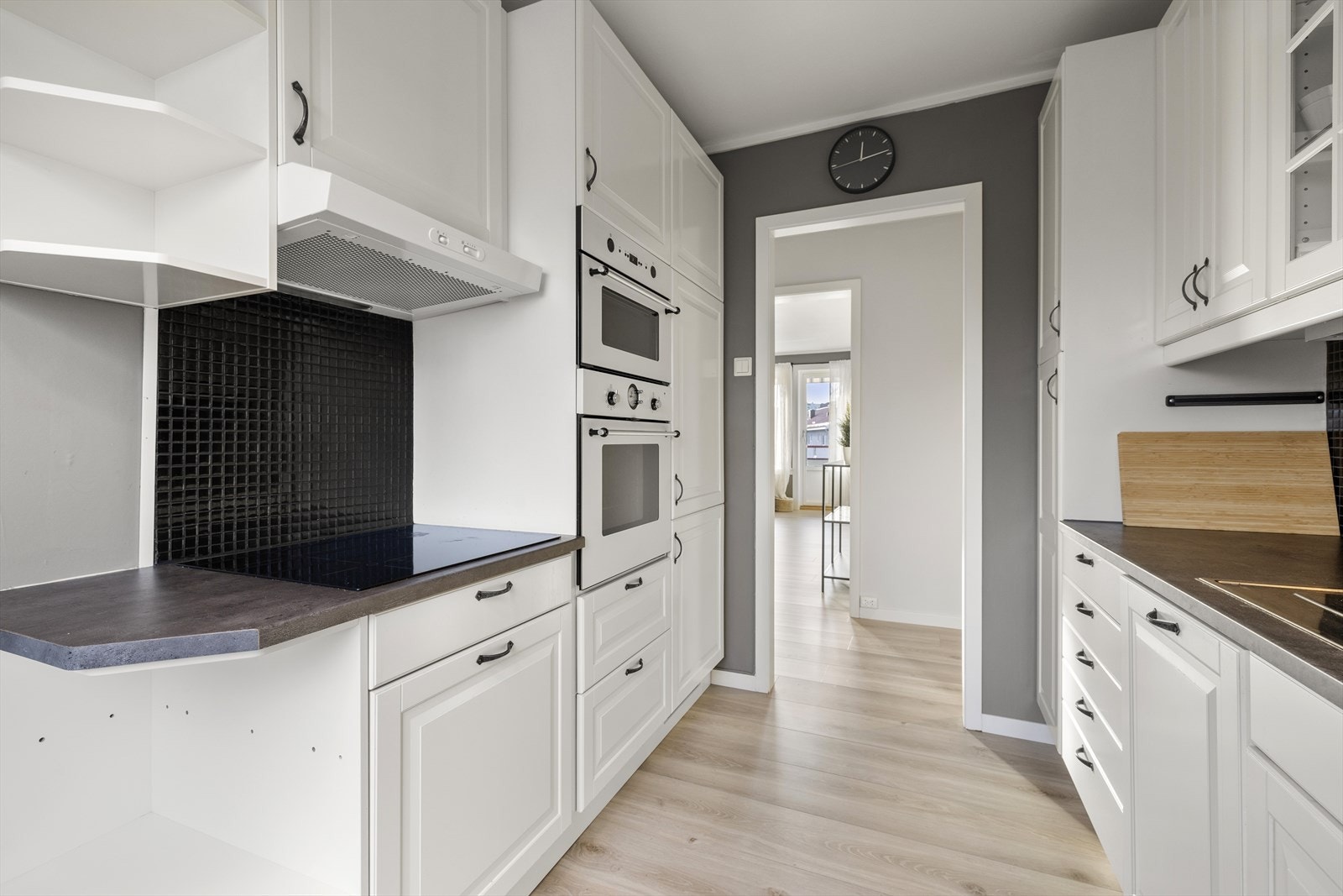 Her er det rikelig med både skap- og benkplass, og alle hvitevarer er praktisk integrert i innredningen. Galleribilde