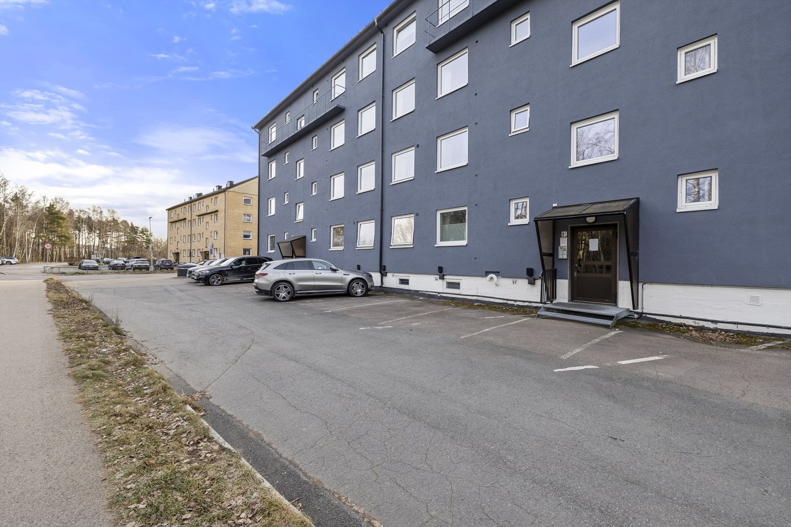 Andelen disponerer fast biloppstillingsplass med lader. Galleribilde