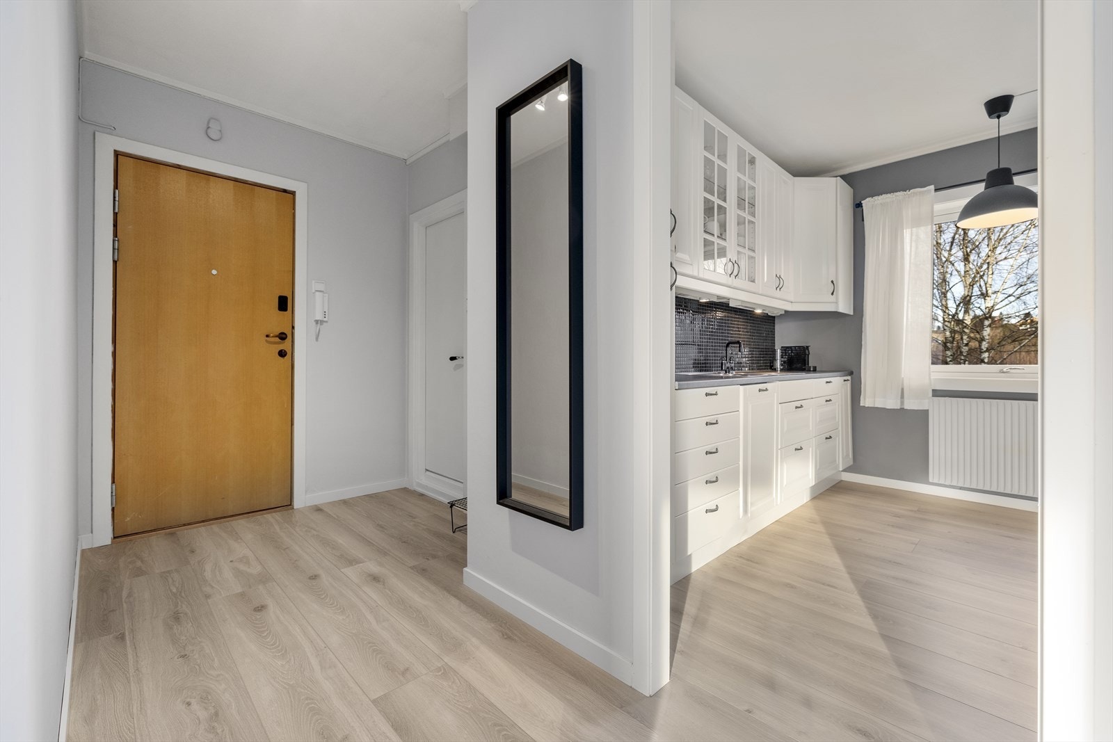 Entréen er lys og innbydende, og leder til alle rom i leiligheten. Galleribilde