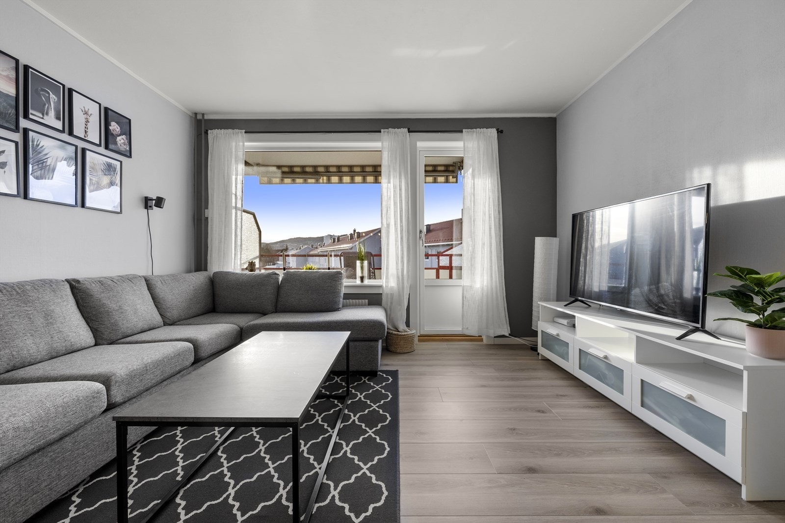 Stua er romslig med plass til stor sofa, TV-møbel og spisebord. Galleribilde