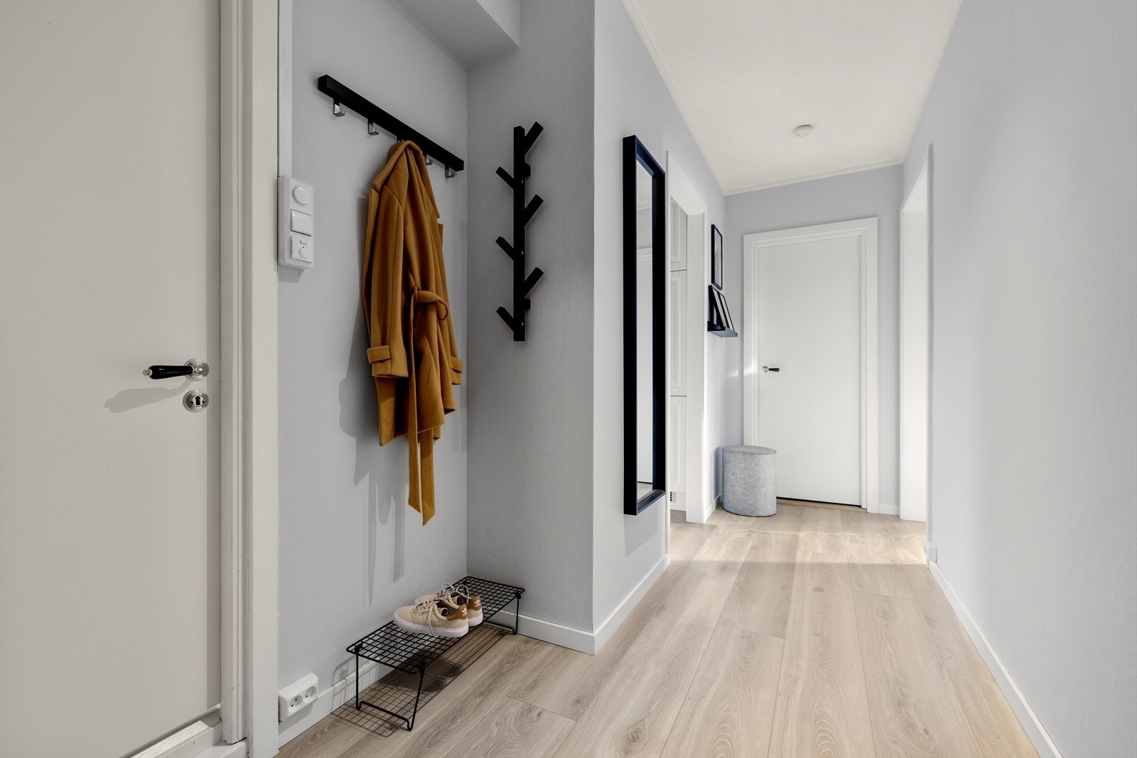 Velkommen inn! Her er det plass til entrémøbler for praktisk oppbevaring og klesheng. Galleribilde