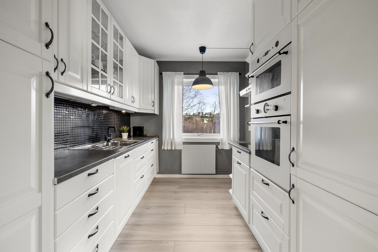 Kjøkkenet ligger praktisk til i separat rom. Galleribilde