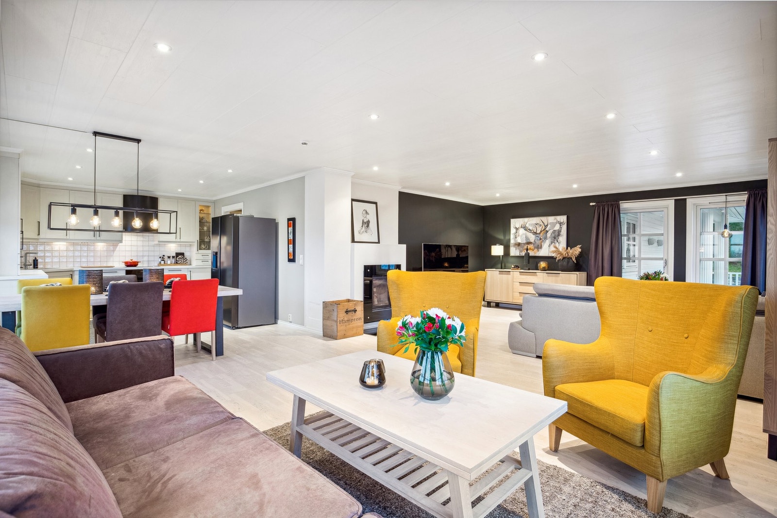 Stue og kjøkken i åpen løsning Galleribilde