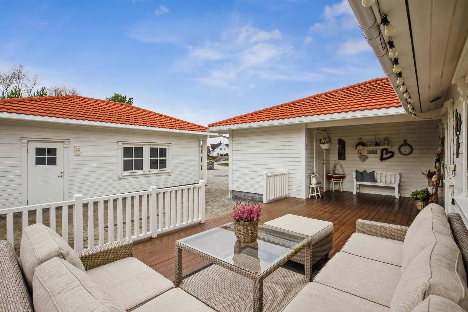 Frittstående garasje oppført i 2012. Det er installert elbillader Galleribilde