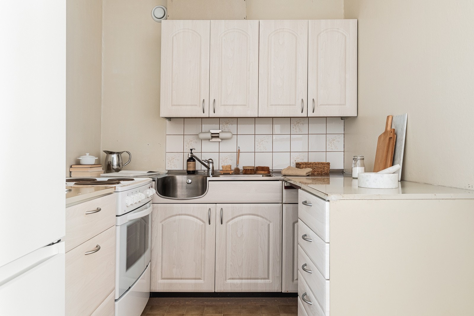 Det er god plass til å få et moderne og innholdsrikt kjøkken Galleribilde