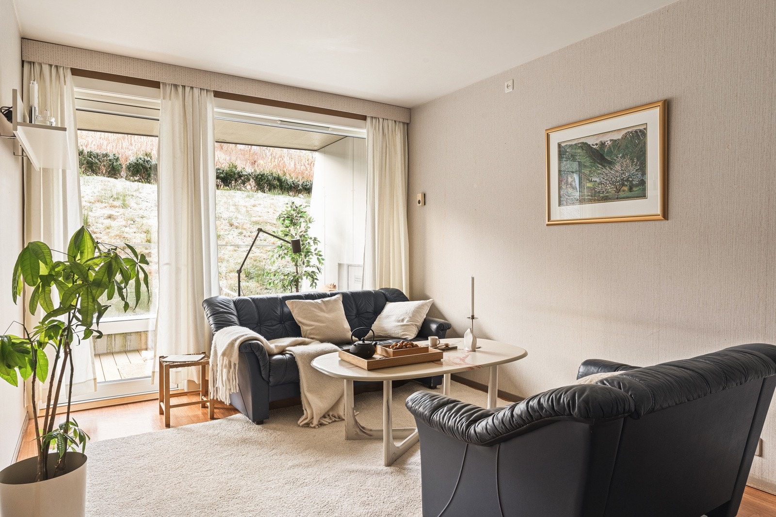 Stuen har plass til sofa, spisegruppe og tv Galleribilde