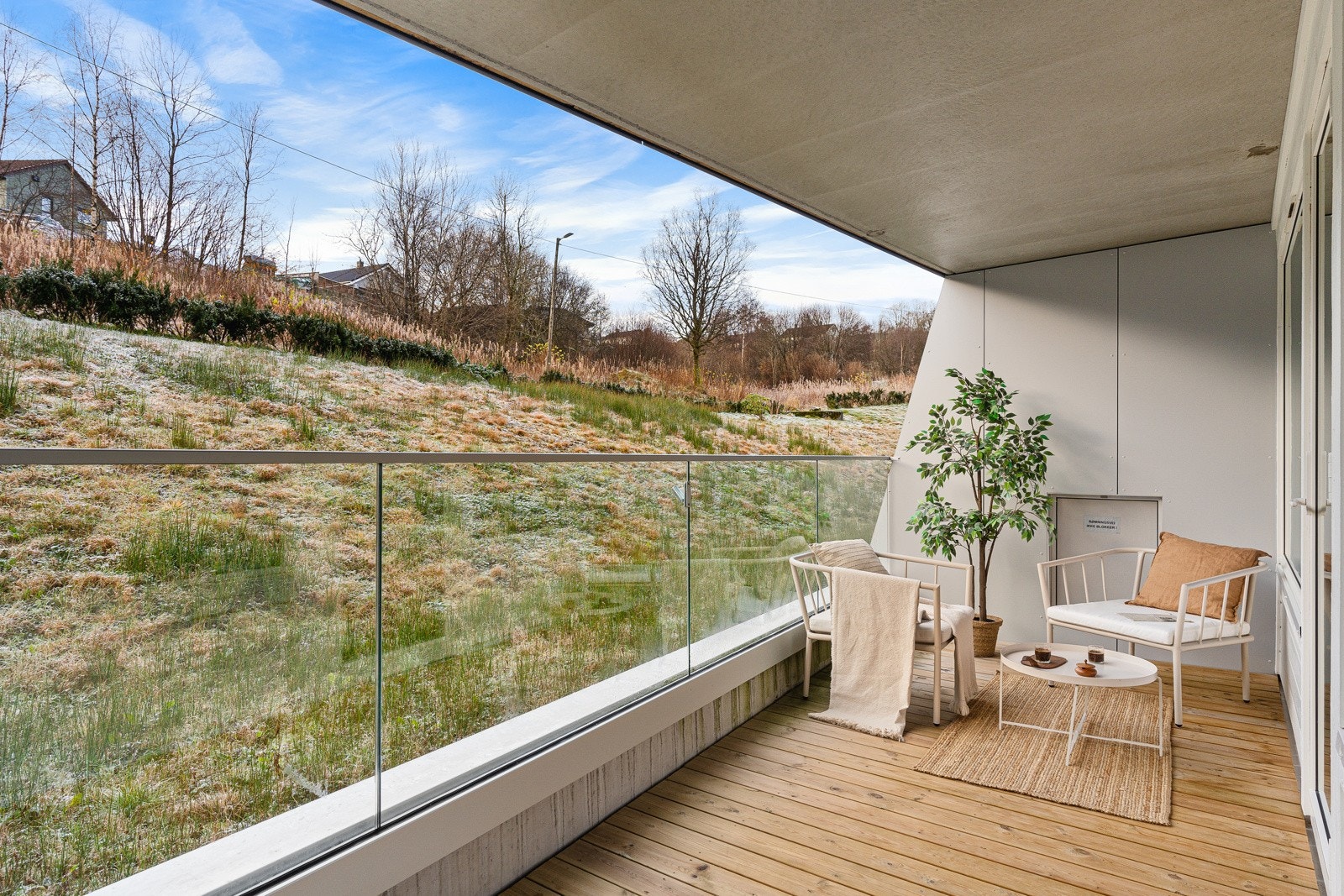 Leilighet med stort potensial og balkong med gode solforhold på sommerstid Galleribilde