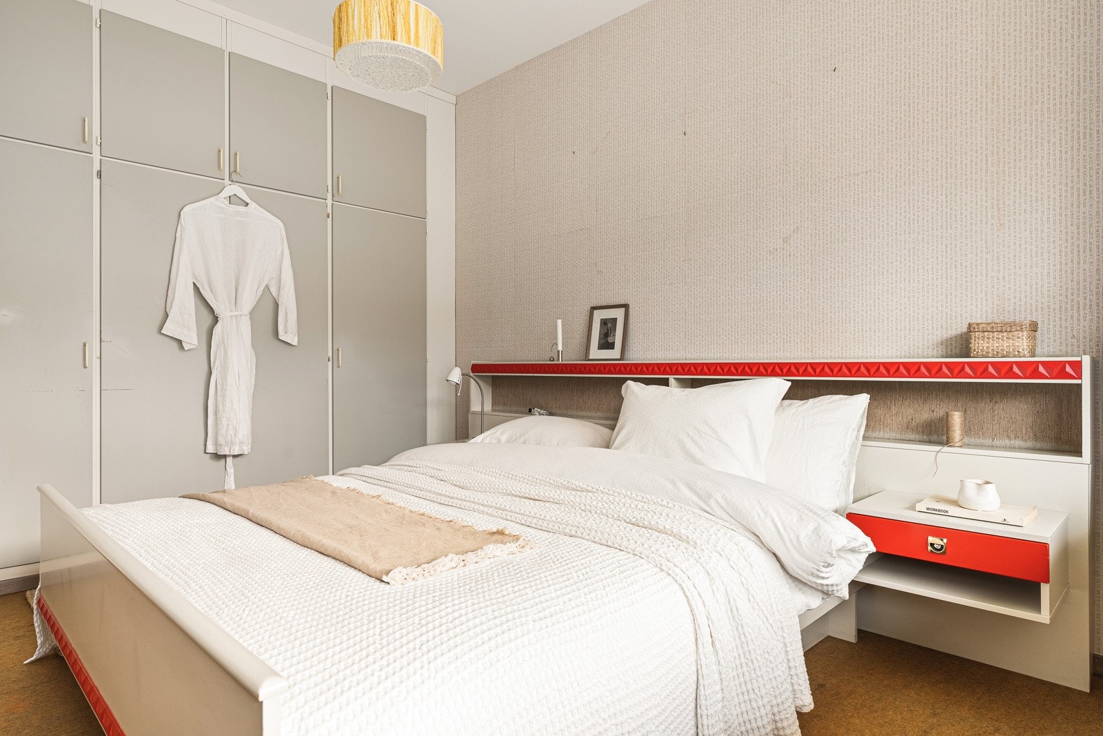 Her er det plass til dobbeltseng og mye oppbevaringsplass Galleribilde