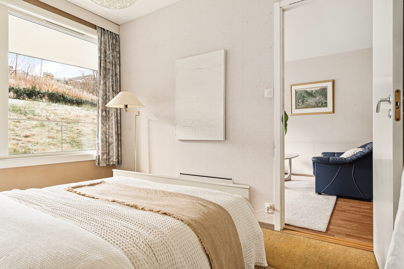 Soveormmet ligger vendt vekk fra morgensolen Galleribilde