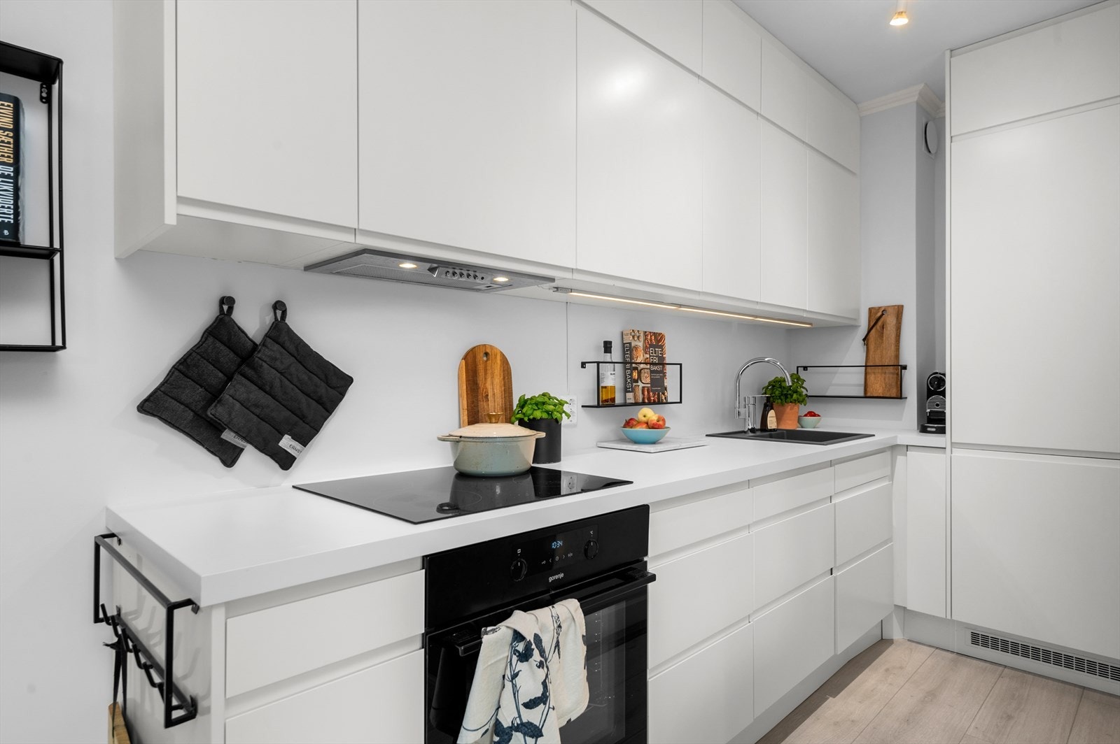 Kjøkkenet har integrert kjøle/fryseskap, oppvaskmaskin, stekeovn og platetopp. Galleribilde