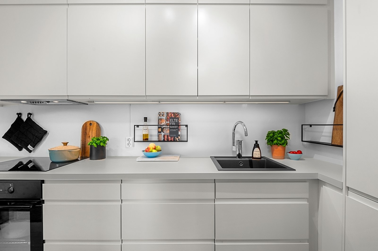 Stilrent kjøkken som ble oppgradert i 2021, og har bra med skap- og benkeplass. Galleribilde