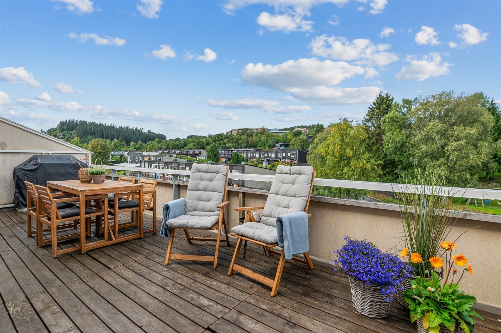 Leiligheten ligger i øverste bygg, og har dermed en veldig fri og attraktiv beliggenhet. Galleribilde