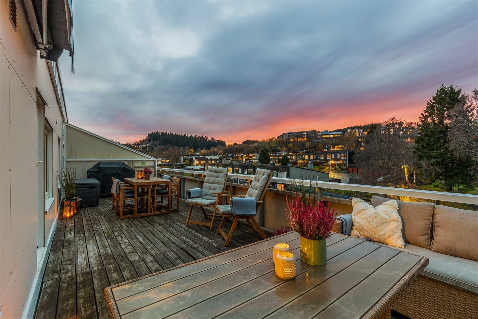 Takterrassen ligger solvendt med en pen utsikt. Galleribilde