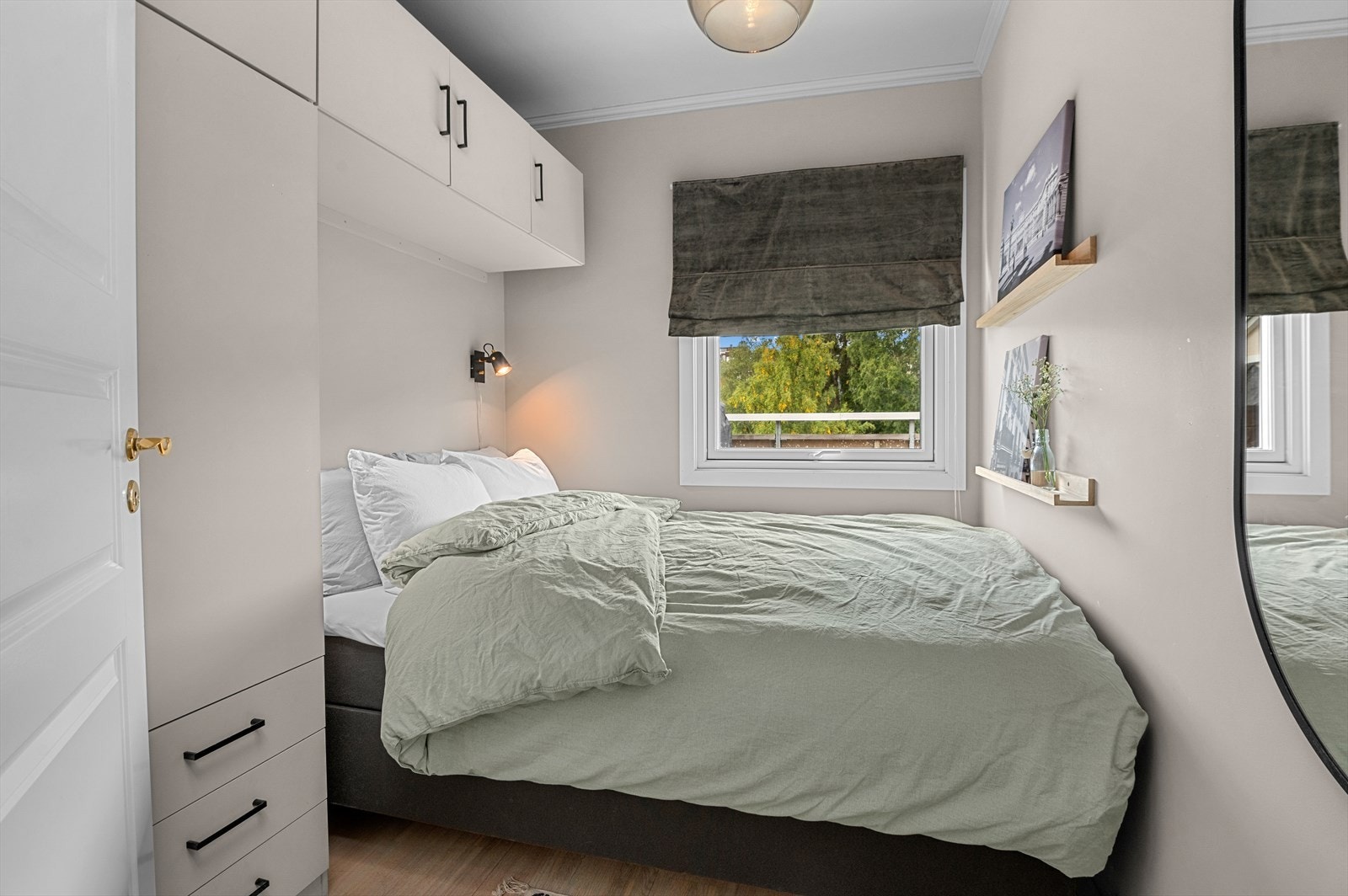 Soverommet måler 5,5 m² og gir god plass til dobbeltseng. Rommet har smarte garderobeløsninger som følger med i handel. Galleribilde