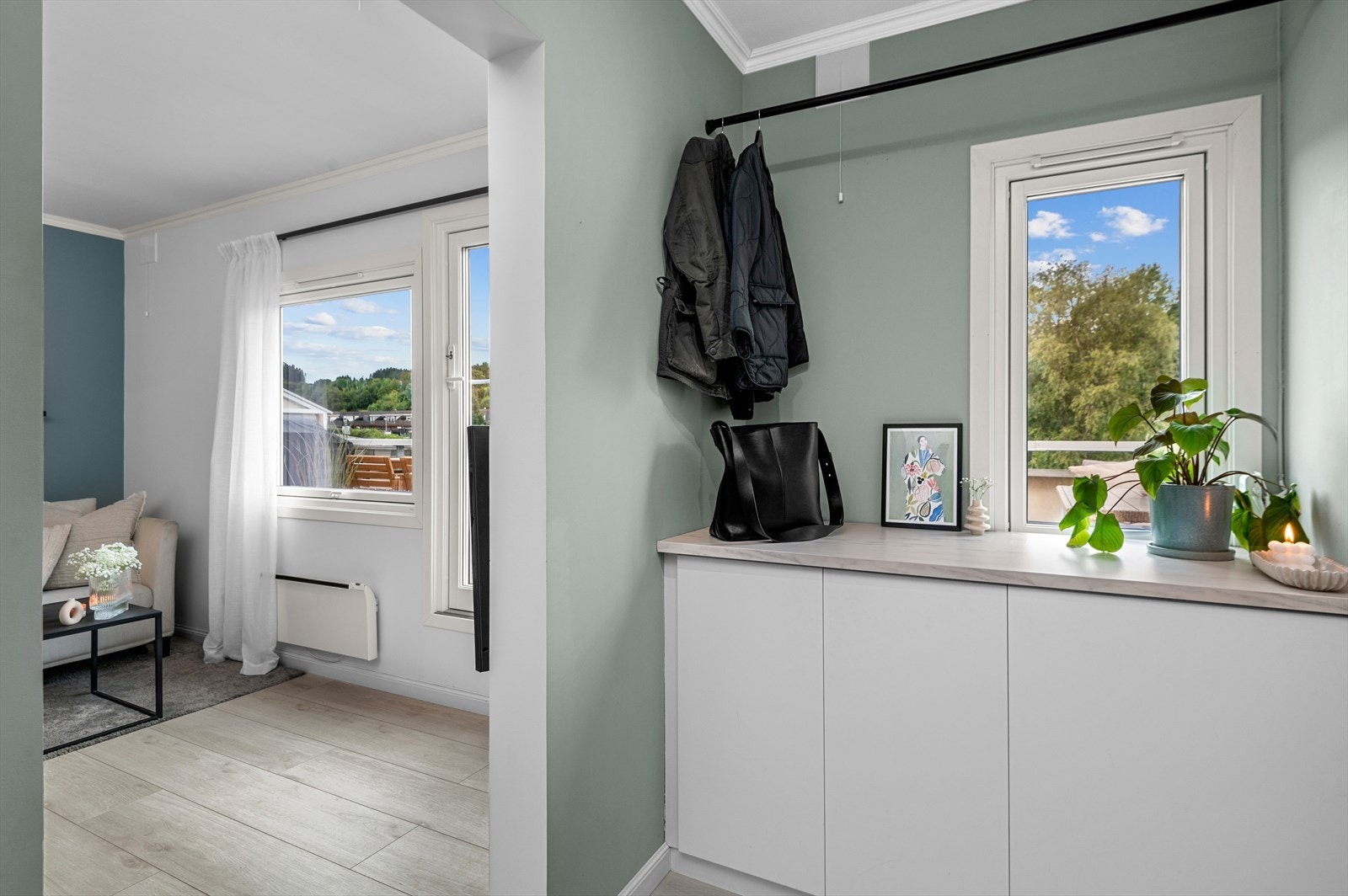 Fra leiligheten er det kort gange til bymarka og dagligvarebutikker. Galleribilde