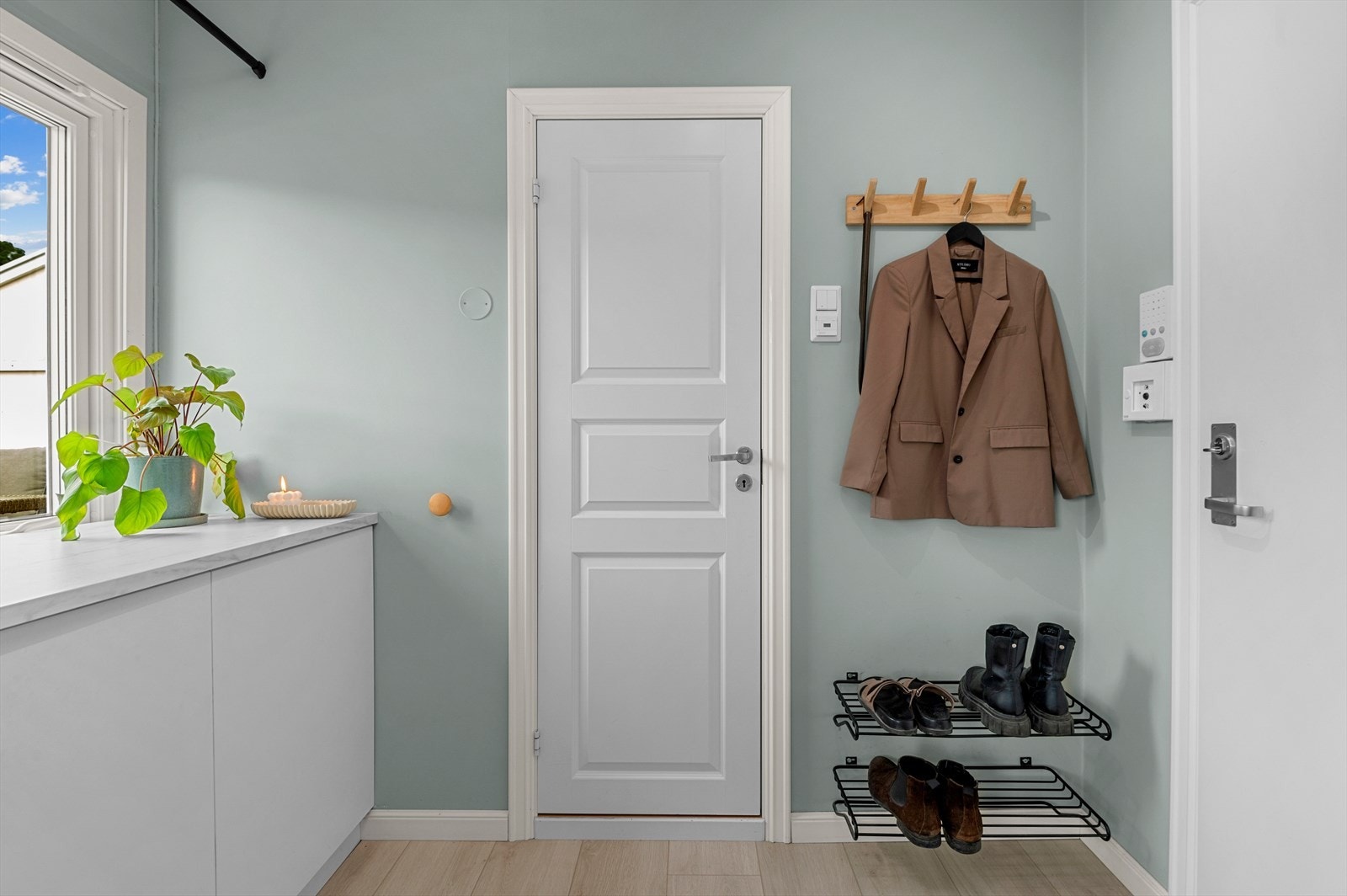 Luftig entré med gode oppbevarings og garderobemuligheter. Galleribilde
