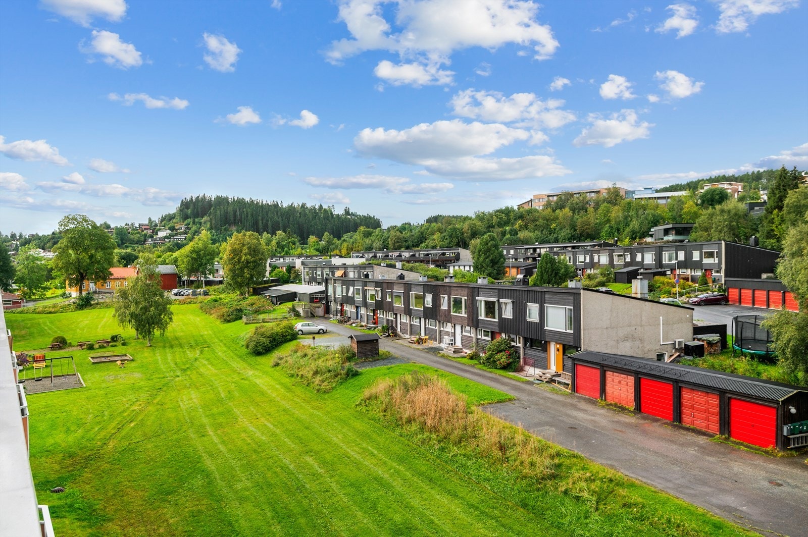 Utsikt ut mot borettslagets felles grøntområder. Galleribilde